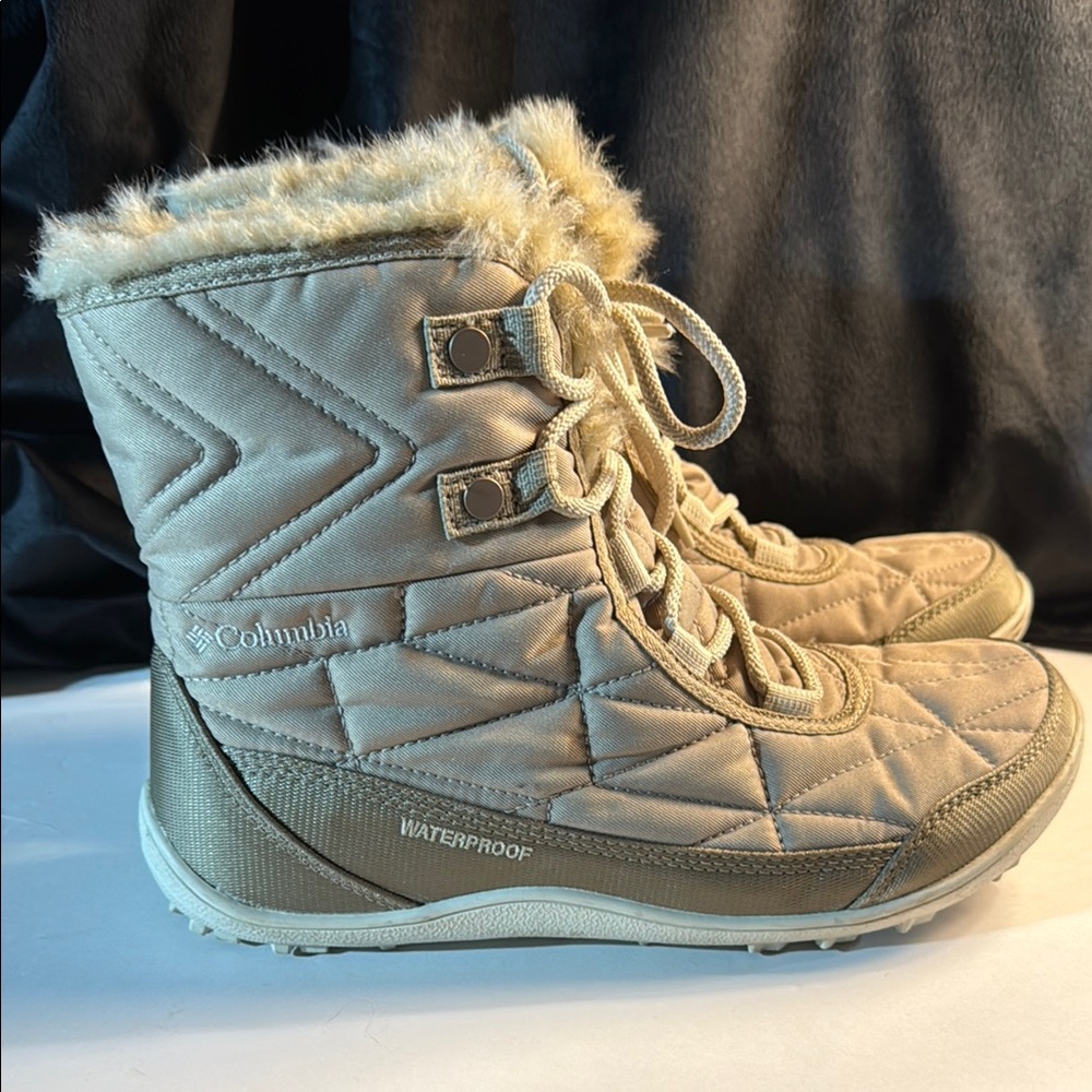 Columbia Tan Winter Snow Boots with Insulated Quilted Design